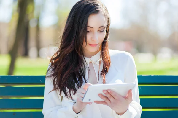 Mooie vrouw met behulp van digitale Tablet PC — Stockfoto