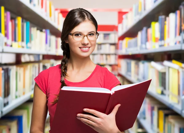 Estudiante sonriente en la biblioteca — Foto de Stock