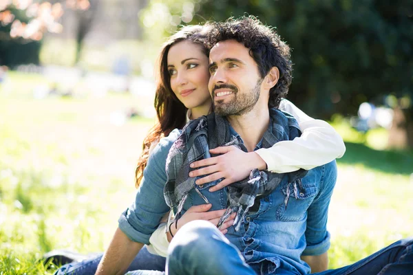 Sorrindo casal se divertindo ao ar livre — Fotografia de Stock