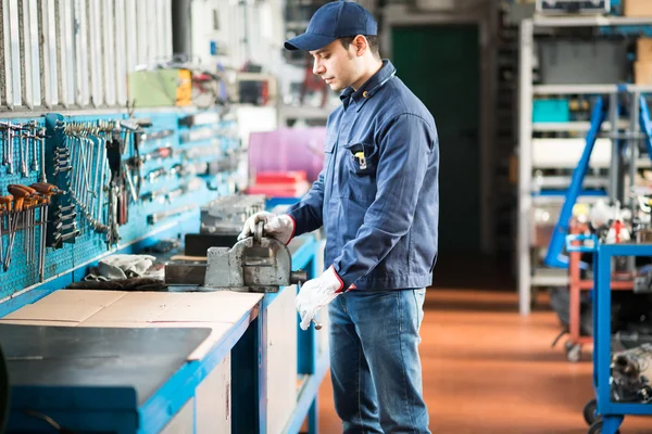 Trabajador asegurando placa de metal en vise — Foto de Stock