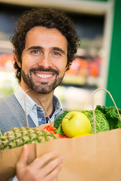 Uomo sorridente shopping Foto Stock