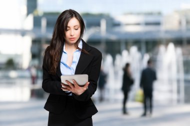 Dijital tablet açık kullanan kadın