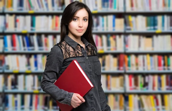 Kvinnlig student i biblioteket — Stockfoto