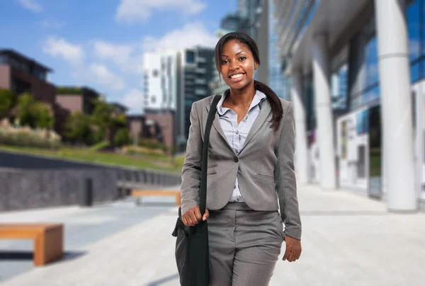 Afrikanska affärskvinna promenader — Stockfoto