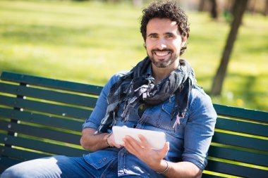 Dijital tablet kullanan adam