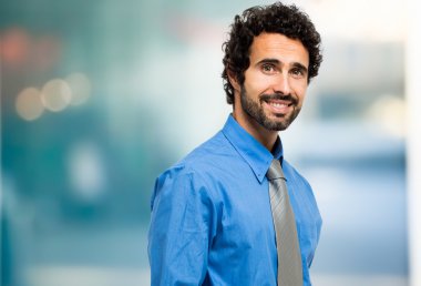 gülümseyen yakışıklı işadamı