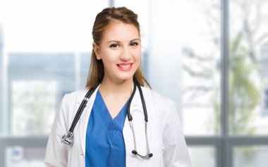 gülümseyen kadın doktor