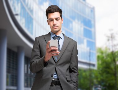 cep telefonunu kullanarak iş adamı