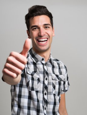 yakışıklı adam başparmak giving yukarıya