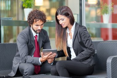 iş adamları tablet açık kullanma