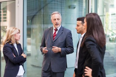 iş adamları tartışıyor