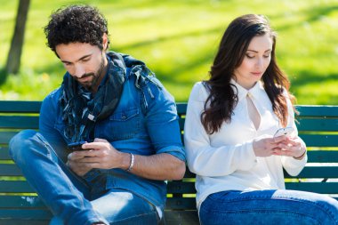 Genç çift akıllı telefonlar kullanarak