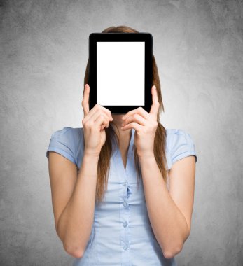 Elinde tablet tutan kadın.