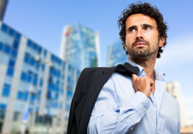 İşadamı açık tutarak ceket