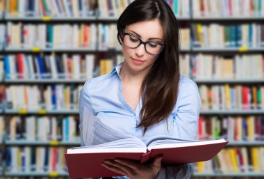 Kitap okuyan genç bir kadın