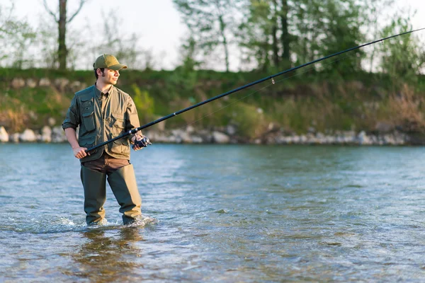 Giovane pescatore al fiume — Foto Stock