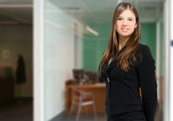 Recepcionista femenina sonriente —  Fotos de Stock