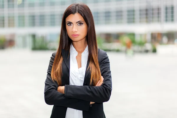 Jeune femme d'affaires extérieure — Photo