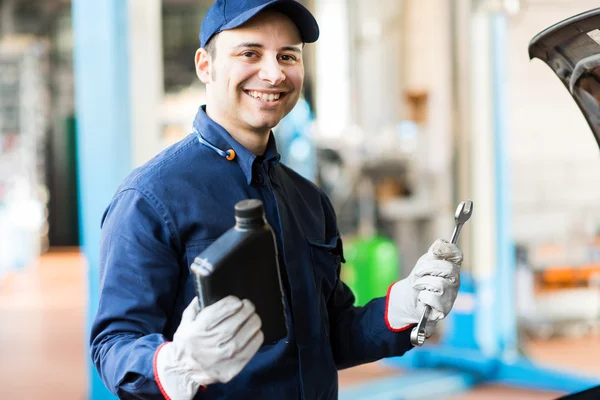 Mekaniker på arbetsplatsen i sitt garage — Stockfoto