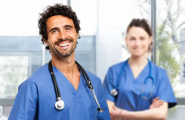 Dois médicos trabalhadores — Fotografia de Stock