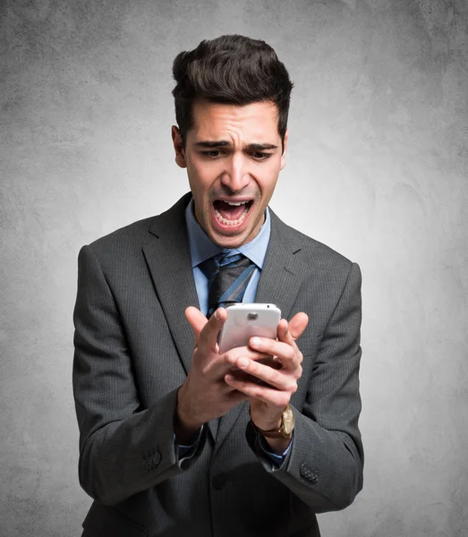 Homem desesperado segurando telefone — Fotografia de Stock