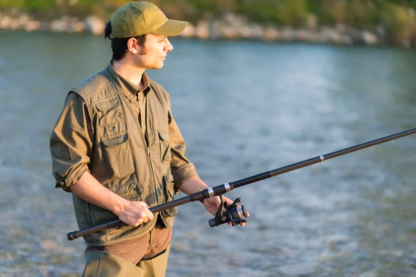 Joven pescador en el río — Foto de Stock