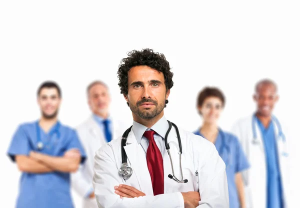 Medico di fronte alla sua squadra medica — Foto Stock