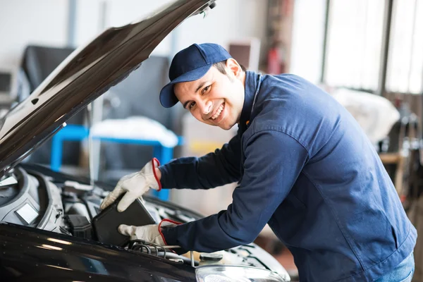 Automonteur olie aanbrengend auto — Stockfoto