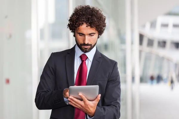 Homme utilisant une tablette numérique — Photo