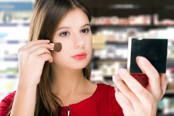 Vrouw toepassing van make-up — Stockfoto