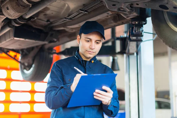 Mechanic at work in his garage — Stock Photo, Image