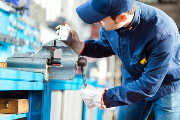 Automonteur werkt in garage — Stockfoto