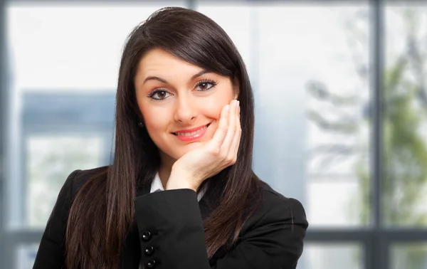 Joven mujer de negocios sonriente — Foto de Stock