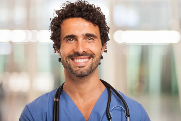 Médico sonriente en el hospital — Foto de Stock