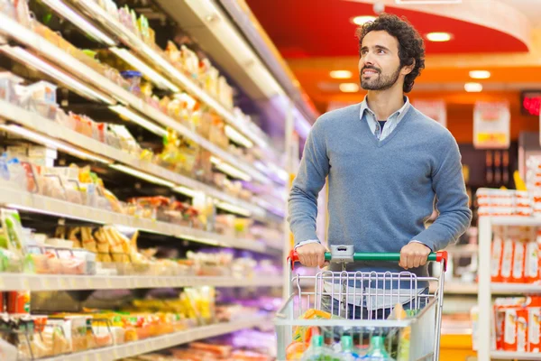 Homme faisant du shopping au supermarché — Photo