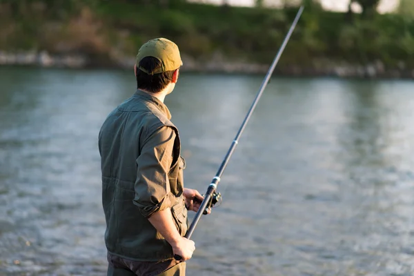 Joven pescador en el río — Foto de Stock