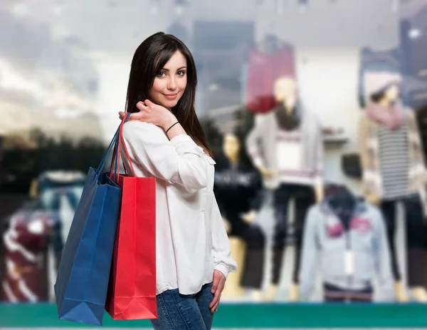 Femme tenant des sacs à provisions — Photo