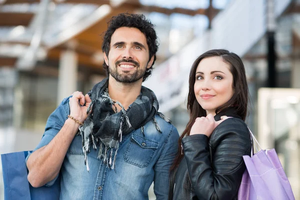 Casal fazendo compras — Fotografia de Stock