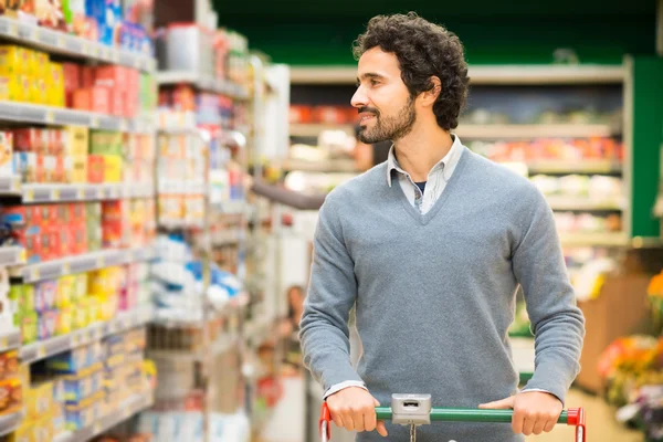 Homme faisant du shopping dans un supermarché — Photo