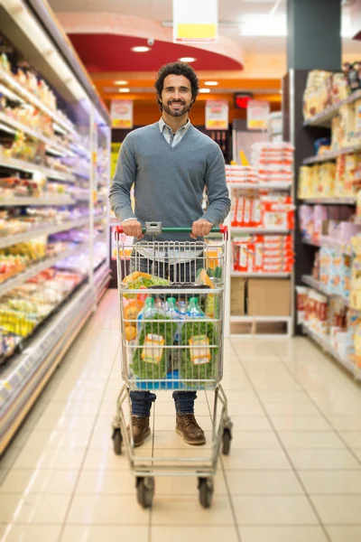 Homem compras no supermercado — Fotografia de Stock