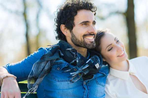 Pareja relajándose en el banco — Foto de Stock