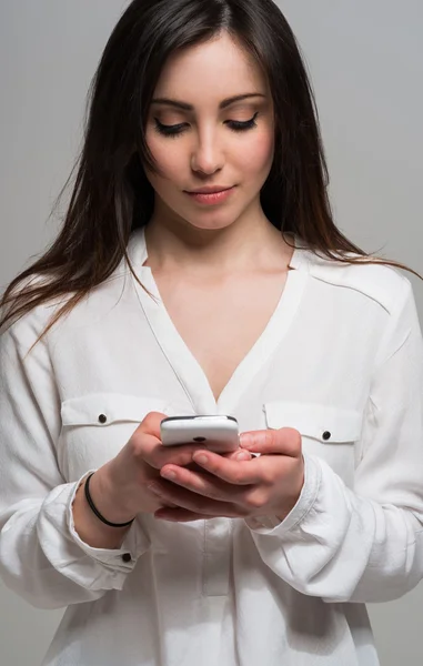 Žena používající mobilní telefon — Stock fotografie