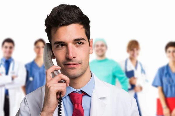 Dokter aan de telefoon. — Stockfoto