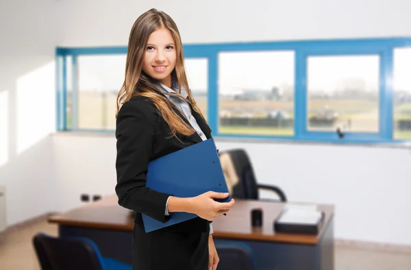 Lächelnde Geschäftsfrau im Amt — Stockfoto