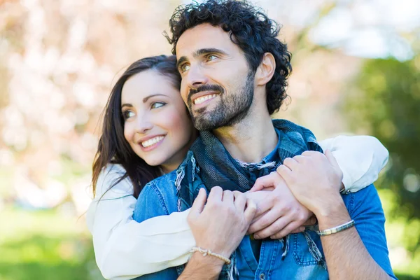 Couple souriant étreignant — Photo