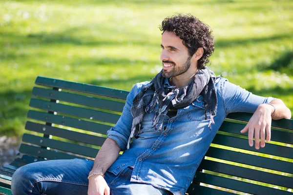 Hombre relajándose en el banco — Foto de Stock