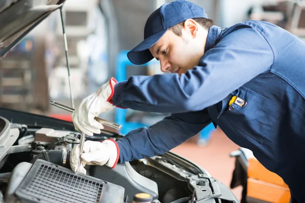 Auto mecânico no trabalho no carro — Fotografia de Stock