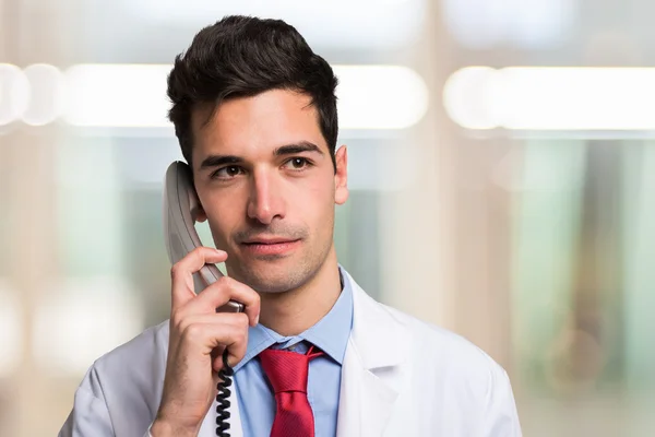 Doutor falando ao telefone — Fotografia de Stock