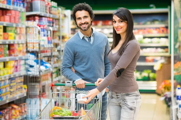 Couple shopping in a supermarket — Stock Photo, Image
