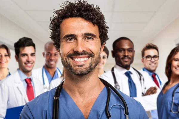 Medico di fronte alla sua squadra medica — Foto Stock